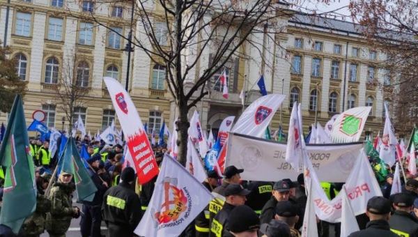 09 - 11 - 2022 - Protest służb mundurowych przed KPRM (...) - źródło GAZETA.PL